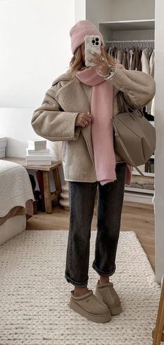 Winter Outfits Edinburgh, Autumn Outfits Scandinavian, Winter Outfits Blonde Hair, 2024 Fall Outfit Trends, Ootd Autumn, Tazz Ugg Outfit, Toque Outfit, Trendy Beige Scarf For Winter, Beige Shearling Boots For Fall