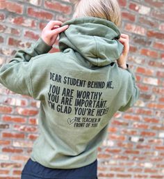 Dear Student Behind Me, Inspirational Teacher Sweatshirt, Inspirational Teacher Gift, Teacher Appreciation Gift Everyone needs a cozy go-to hoodie to curl up in, so go for one that's soft, smooth, and stylish. It's the perfect choice for cooler evenings! Hoodie Specs: * 50% pre-shrunk cotton, 50% polyester * Air-jet spun yarn with a soft feel and reduced pilling * Double-lined hood with matching drawcord * Quarter-turned body to avoid crease down the middle * 1 × 1 athletic rib-knit cuffs and wa Teacher Mentor Gifts, Teacher Sweatshirt Ideas, Free Teacher Appreciation Gifts, Dear Students, Teaching Outfits, Teacher Sweatshirt, Teacher Inspiration, Vinyl Shirts, Teacher Style