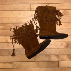 New Never Worn Minnetonka Moccasin Fringe Boot In Brown Leather. Flat Suede Boots For Spring, Flat Suede Boots For Fall, Brown Fringed Boots For Spring, Spring Brown Boots With Fringe, Casual Leather Boots With Tassels, Brown Fringe Boots For Spring, Leather Boots With Fringe And Round Toe, Casual Leather Fringe Boots, Suede Fringe Boots With Closed Toe