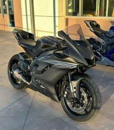 Yamaha R6 Black, R6 Black, Yamaha R6, Pretty Bike, Yamaha R1, Bike Helmet, Dream Cars, Bike, Quick Saves