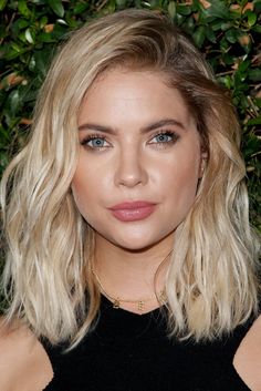 Blonde Hair Dark Eyebrows, Bob Panjang, Dark Eyebrows, Celebrity Hair Colors, Dark Brows, Hair Blond, Hair Dark, Blonde Hair Blue Eyes