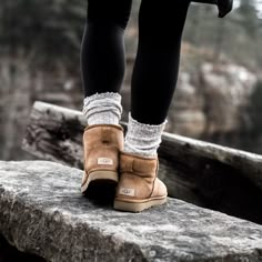 Mini Uggs Boots, Mini Ugg Boots Outfit, Uggs Boots Outfit, Ugg Mini Outfit, Ugg Mini Boots Outfit, Outfits With Ugg Boots, Classic Mini Uggs, Mini Uggs Outfit, Ugg Mini Boot