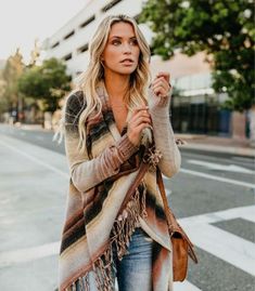 pretty cozy fall outfit cardigan striped with tassel fringe on asymmetric hem Moda Hippie, Striped Shawl, Shawl Sweater, Pullover Mode, Looks Chic, Cardigan Fashion, Striped Cardigan, Casual Coat, Cardigan Tops