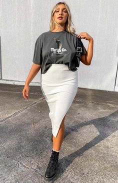 Laurena Knit Midi Skirt White – Beginning Boutique US Midi Black Skirt Outfit Summer, Leg Split Dress, White Pencil Skirt Outfit, Ribbed Skirt Outfit, Long Knit Skirt, Knitted Midi Skirt, Midi Skirt White, Midi Skirt Outfit