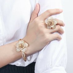 Cocktail Rings Gold, Bracelet With Ring, قلادات متدلية, Gold Ring Designs, Bangles Jewelry Designs, Gold Fashion Necklace, Gold Bangles Design, Stylish Bracelet, Bridal Gold Jewellery Designs