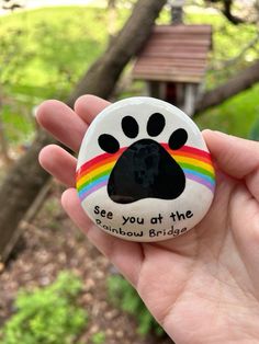 Pet Memorial Painted Rocks, Pet Memorial Garden Ideas, Pet Grave Ideas, Memorial Stones Diy, Dog Grave Ideas, Pet Rocks Craft, Memorial Shelf, Pet Memorial Ideas, Dogs Paw Print