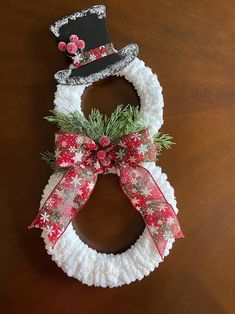 a snowman wreath with a top hat on it