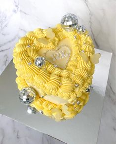 Yellow heart shaped cake with butterfly and disco ball decor Yellow Bday Cake, Lizzy Cake, Yellow Vintage Cake, Yellow Cake Design, 20th Cake, Birthday Cake Yellow, Cakes Yellow