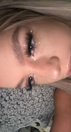 Cute Makeup Looks With White Eyeliner, Festival Sparkle Makeup, White Eyeliner Eyeshadow Looks, Cute Makeup With Gems, Gems With Makeup, Rave Makeup White Eyeliner, Make Up Looks With Crystals, Make Up With Crystals Eye Makeup, Four White Dots Makeup