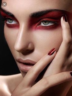 Beauty Fotografie, Black Eye Makeup, Red Eye Makeup, Drag Make-up, Trendy Eyeshadow, Dramatic Eye Makeup, Red Lip Makeup, Red Eyeshadow, Make Up Videos