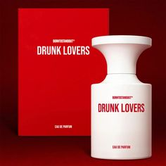 Drunk Lovers: Un'Essenza di Desiderio e Amore, da Hamid Merati-Kashani Drunk Lovers è una fragranza che cattura l'intensità del desiderio e la profondità dell'amore, un profumo che racconta storie di notti indimenticabili e di momenti rubati al tempo. Creato da Hamid Merati-Kashani, questo profumo è ispirato a una scena evocativa: il brandy che si rovescia su un tavolo di legno, simbolo di passione sfrenata e di momenti di intima complicità. La Piramide Olfattiva Nelle note di testa, Drunk Lover Bronze Accessories, Indian Sandalwood, Embrace Life, Clary Sage, Red Berries, Cognac, Brandy, Virginia, Amber