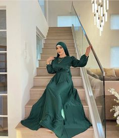 Elegant Silk Dresses, Elegant Wardrobe, Emerald Dresses, Mode Turban, Royal Green, Emerald Green Dresses, Muslim Women Fashion, Muslim Fashion Hijab, Muslim Outfits