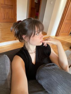 Haircut Inspiration With Bangs, Whispy Front Bangs With Ponytail, Hairstyles Ponytail With Bangs, Bangs That Look Good With Ponytail, Bangs And Ponytail Hairstyles, Wavy Hair With Bangs Round Face, U Shaped Bangs, Brown Hair With Bangs Aesthetic, Ponytail With Wispy Bangs