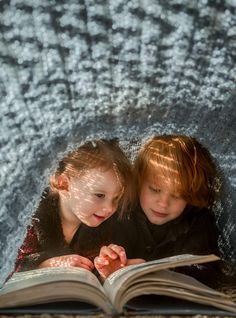 Girls Reading, Sibling Photography, An Open Book, Foto Tips, Family Matters, Childrens Photography, Reading A Book, Shooting Photo