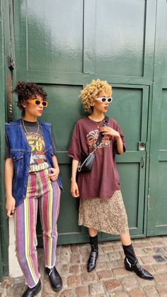 Dopamine Dressing inspo colourful secondhand fashion vintage tee grunge London streetwear style 📸 by @novasistas Plus Size Yallternative, Maximalist Grunge Outfits, Modern Retro Outfits For Women, Artistic Style Clothing, 90s Fashion Streetwear, Colorful Autumn Outfits, Urban Outfits For Women, Colorful Grunge Outfits, Gen X Fashion