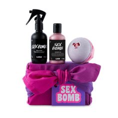 Sex Bomb | Gift | LUSH 2024 Motto, Quince Gifts, 2010 Aesthetic, Lush Aesthetic, Pink Studio, Jasmine Fragrance, Valentine's Day Gift Ideas, Lush Products, Sustainable Fabric