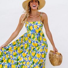 What To Pack for a Trip to the Amalfi Coast - The Complete Packing Guide - JetsetChristina Amalfi Style, Amalfi Coast Outfits, Honeymoon Itinerary, Kenny Flowers, Coast Outfit, Resort Dress, Italy Honeymoon, Travel Chic, Packing Guide