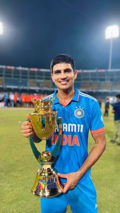 Shubman Gill with the Asia Cup Trophy Shubham Gill, Crickets Funny, Dhoni Photos, Shubman Gill, World Cup Teams, Anime Photo Profile Dark