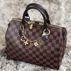 Luis Viton Bags, Louis Vuitton Speedy Outfit, Luis Viton, Lv Bag Charm, Lv Speedy 25, Vintage Louis Vuitton Handbags, Lv Damier Ebene, Bag Wishlist, Sac Tote Bag