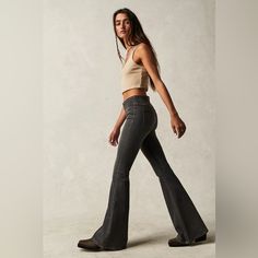 Size: 25 Color: Back Alley Blue (Grey) Inseam: 34” Mid-Rise Flare Silhouette Stretch Denim 53% Cotton / 23% Rayon / 22% Polyester / 2% Spandex Back Alley, Jeans Free People, Free People Jeans, Grey Jeans, Jeans Color, Jeans Flare, Retro Inspired, Colored Jeans, Flare Jeans