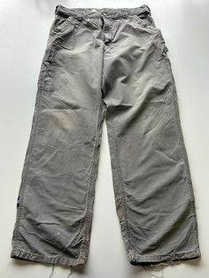 Mens Carhartt Baggy Carpenter Workwear Trouser / Pants 1990s vintage  Baggy Fit  Zip Fly  Green  Waist 35 inch Leg Length 31 inch **Sizes are exact measurement of the jean and may differ from the tag size** Please note due to the nature of these being workwear jeans there will be cool signs of fraying / paint and fading marks. All adding to the character of the piece** Item in great workwear condition overall Pantalon Carhartt, Workwear Jeans, Workwear Trousers, Trouser Pants, Baggy Fits, Mens Jeans, Overalls, Work Wear, Trousers