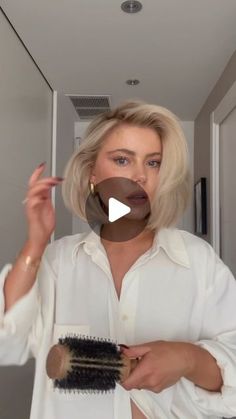 Laura Jade Stone on Instagram: "My go-to look lately - big 90s blowout Brush - @formihair Ergo barrel brush HP - @formihair Heat mist (also good for extra shine) Hair Dryer - @ghdhair_anz Shirt - @thefrankieshop" Cindy Crawford Haircut, How To Style Short Hair Blowout, 90s Blowout Hair Tutorial Hairdryer, 90 Bob Hairstyles, Blowout Brush Short Hair, Bob Hair Blowout, Big Volume Hair Tutorial, 90s Voluminous Hair Short, Short Hair With Big Curls