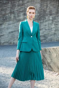 Maternity Green Skirt Pleated, Skirt Suit Modest, Blazer Skirt Outfit, Building A Capsule Wardrobe, Green Pleated Skirt, Pleaded Skirt, Classy Wardrobe, Look Classy, Fishtail Skirt