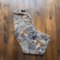 Vintage 1990s Mossy Oak Adjustable Cargo Denim Jeans Pants Camouflage Trees Branches Forest Leaves Nature Outdoor / see measurements Length:    45" Inseam:    30" Waist:    40" adjustable sizing Rip in crotch area (see photo) Please check the measurements before purchasing  -------------------------------- ⚠️ Please Note: All of our items are vintage. Please note that with vintage clothing, items may show some signs of wear. We do our best to include as much information about the items condition Camouflage Hunting Pants With Pockets, Camouflage Straight Leg Outdoor Bottoms, Camouflage Straight Leg Bottoms For Outdoor, Straight Leg Camouflage Bottoms For Outdoor, Forest Leaves, Rare Clothing, Denim Jeans Pants, Jeans Cargo, Camo Pants