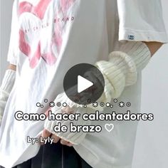 a person wearing white gloves and a t - shirt with the words como hacer calendadores de brazo written on it