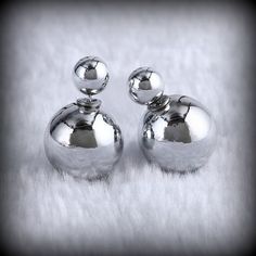 Beautiful double sided metalic silver colour  ball acrylic handmade earrings.made with acrylic and stainless steel post.You can wear these earrings in both ways that's the fun part .wear these as double or wear it as a simple candy ball stud. * Big Ball: approx. 14mm in diameter * stud stone: approx. 7mm in diameter SHIPPING BY INTERNATIONAL AIRMAIL - DOES NOT PROVIDE TRACKING  I ship orders in the order they are received and according to requests (processing time may vary depending on work volu Nickel-free Silver Cartilage Earrings For Party, Trendy Silver Plug Earrings, Silver Spherical Earrings As Gift, Trendy Nickel-free Silver Plug Earrings, Silver Sphere Metal Earrings, Modern Silver Internally Threaded Cartilage Earrings, Silver Sphere Earrings For Pierced Ears, Trendy Silver Hypoallergenic Cartilage Earrings, Trendy Hypoallergenic Silver Cartilage Earrings