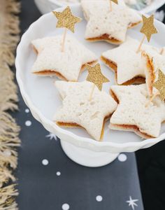 sandwiches with gold stars on them are $ 1, 500 unidad for lunch