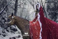 Wallpaper Fofo, Equestrian Christmas, Christmas Session, Quinceanera Photoshoot, Red Riding Hood, Quinceanera, Tiara, Equestrian