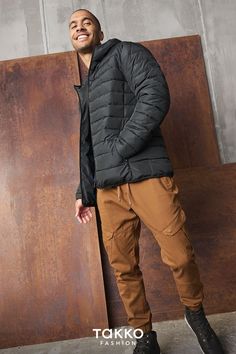 Bei diesem sportiven Look überzeugt nicht nur die herbstliche Farbpalette, sondern auch die Funktionalität und der Komfort. Mit Cargohose und Steppjacke bist Du top-gestylt und bestens gerüstet für die Launen der neuen Saison!