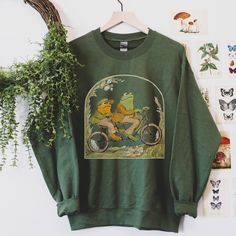 Frog And Toad Crewneck Sweatshirt, Vintage Classic Book Sweatshirt, Cottagecore Aesthetic Animal Kingdom Shirts, Disney Trip Shirts, Cottagecore Outfits, Classic Book, Fashion Aesthetics, Frog And Toad, Cottagecore Aesthetic, Sweatshirt Vintage, Travel Shirts