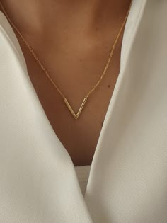 For Ready-to-ship items search here, https://etsy.me/39BDvMS Dainty V Necklace / V Shape Necklace / Minimalist Necklace / Chevron Necklace / Geometric Necklace Gift for Her About Features- * Made to order * Materials: 925 Sterling Silver * Gold color: Yellow Gold Plating, White Gold Plating, and Rose Gold Plating * Layaway Plan Available * SKU: N196 As a reference, I've included the widths of coins for your visual reference: Dime = 1.25mm Penny = 1.4mm Quarter = 1.8mm Nickel = 2.0mm All gold, si Minimalist Gold Necklace, V Necklace, Minimal Gold Necklace, V Necklace Gold, V Pendant Necklace, V Shaped Necklace, Gold Pendant Designs, Minimalist Accessories Jewellery, Office Necklace