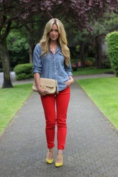 Red Pants Fashion, Red Pants Outfit, Summer Business Casual Outfits, Woman In Red, Red Jeans, Red Pants, Red Outfit, Wearing Red, Business Casual Outfits