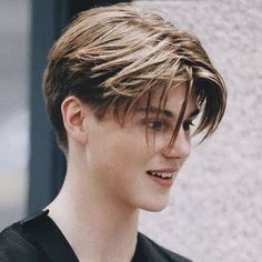 Light Brown Highlights On Dark Hair Men, Light Brown Hair Color Men, Hair Color For Men Brown Skin, Dark Brown Hair Men, Light Brown Hair Men, Middle Part Haircut, Haircolor Ideas, Boys Hairstyles, Side Part Haircut