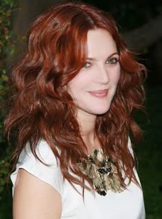 Gorgeous hair colour Drew Barrymore Red Hair, Woman With Red Hair, Dark Red Hair Color, Red Carpet Hair, Dark Red Hair, Auburn Hair, Drew Barrymore, Red Hair Color, Grunge Hair