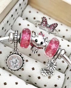 Disney Pandora Bracelet Ideas, Pandora Jewlery, Pandora Bracelet Charms Ideas, Pandora Charms Disney, Pandora Bracelet Designs, Fashion Artist, Pandora Collection, Hello Kitty Jewelry, Pandora Jewelry Charms