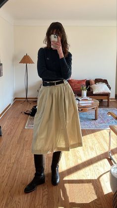 Cozy Skirt Outfits, Vintage Fall Skirt, Maxi Skirt Outfit Fall 2024, Winter Knit Midi Skirt, Vintage Mini Skirt For Fall, Maxi Skirt Fall 2024, Style Parisienne, School Looks, Fall Winter Wardrobe