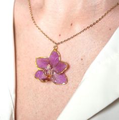 This pendant was handcrafted in resin. Orchid flowers are dried through an artisanal process and retain their shape and colors. The orchid is undoubtedly the most elegant flower, it represents beauty, refinement, passion, and love. In the East it symbolizes the purity of children, while in the West giving it to the loved one communicates that it is fundamental for our life. The components are made of steel (nickel free) and non-toxic UV resin. Shipping with Posta 1 - Italian Post Follow me on ht Diy Flower Necklace, Orchid Necklace, Orchid Earrings, Flower Resin Jewelry, Unique Pendant Necklace, Bracelet Pandora, The Orchid, Orchid Flowers, Purple Orchids