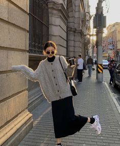 Skirt Outfits Korean Casual, Hongkong Ootd Winter, Oversized Outfit Ideas Korean, Fall Outfit Korean Style, Korean Fall Outfits 2023, Korean Fall Fashion 2023, Korean Fall Aesthetic, Spring Ootd Korea, Fall Fashion Japan