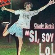 a woman is playing with a frisbee in front of a sign that says,'sl, soy lol '