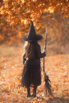 Halloween Mini Photoshoot Ideas, Witch Photoshoot Kids, Family Witch Photoshoot, Kids Halloween Photoshoot Ideas, October Photos, Halloween Photo Ideas, Witch Photoshoot