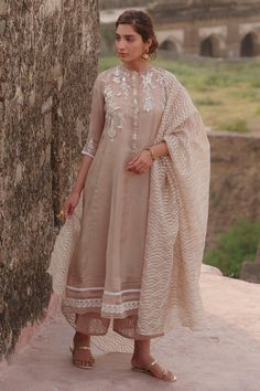 Indian Outfits For Women, Nida Azwer, Formal Clothes, Long Kurti Designs, Kurta Dress, Desi Clothes, Pakistan Fashion, Special Dresses, Pakistani Dress Design