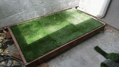 an outdoor area with artificial grass on the ground