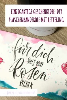 Einzigartige Geschenkidee: DIY Flaschenbanderole mit Lettering "für dich soll's rote Rosen regnen".