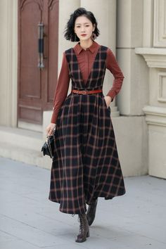 Cette robe en laine à carreaux est d'inspiration vintage et parfaite pour toutes les occasions. Sans manches, elle peut être portée par-dessus une veste en hiver ou avec une blouse à l'intérieur, comme le modèle. Le design général est simple et généreux avec un ourlet évasé et une belle taille. DÉTAIL * 30 % laine, 30 % fibres, 40 % polyester * Doublure entièrement satinée, plus agréable au toucher * Deux poches latérales * Fermeture éclair au dos * Robe sans manches * Robe trapèze * Robe chasub Wool Jumper Dress, Dress With Shirt Underneath, Linen Apron Dress, Academia Style, Flannel Dress, Handmade Dress, Tartan Dress, Dress Handmade, Apron Dress