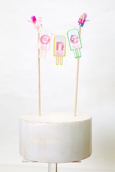 there are three cake toppers that have been made to look like people on sticks