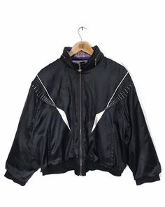 BITTE LESEN SIE DIE BESCHREIBUNG SORGFÄLTIG, BEVOR SIE KAUFEN Vintage Adidas Produziert von Descente Windbreaker Jacke Achsel 24 '' x 25 '' TATSÄCHLICHE GRÖSSE MESSUNG (ungefähr): ARM PIT ZU ARM PIT: - 24 "Zoll LÄNGE (RÜCKENKRAGEN NACH UNTEN): - 25 "Zoll ÄRMELÄNGE: -22 '' Zoll Marke : Adidas VERSAND (Ihre Auswahl, bitte lesen) 1. Die Versandkosten betragen 18 USD über malaysisches registriertes Porto mit Sendungsverfolgungsnummer. Die Lieferzeit beträgt 2-4 Wochen. 2. Fügen Sie USD 10 für schnel Adidas Vintage, Vintage Adidas, Used Clothing, Windbreaker Jacket, Buy Vintage, Jackets & Coats, Adult Outfits, Like New, Sleeve Length